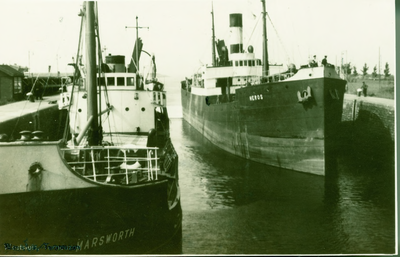 TNZ-48 Twee schepen, de Marsworth en de Heros in de Westsluis te Terneuzen