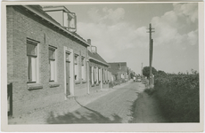 VRO-14 Vrouwenpolder, Dorpsdijk. De Dorpsdijk te Vrouwenpolder met links pension De Duif 