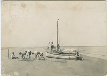 VRO-143 Vrouwenpolder, Strandgenoegens. Man met kinderen bij een boot op het strand bij Vrouwenpolder