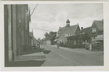 VRO-16 Vrouwenpolder, Dorpsstraat. De Dorpsdijk te Vrouwenpolder met rechts een auto met kenteken K-15775 op naam van ...