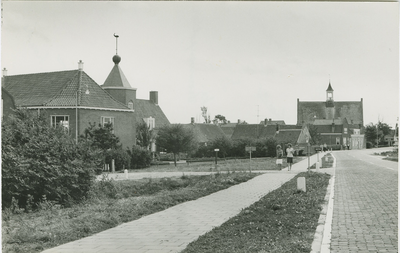 VRO-22 Vrouwenpolder, Fort den Haakweg. De Fort den Haakweg met de Gereformeerde kerk en de Nederlandse Hervormde kerk ...