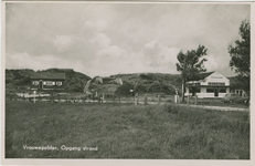 VRO-P-137 Vrouwepolder, Opgang strand. Duinovergang met rechts restaurant Duinoord bij Vrouwenpolder