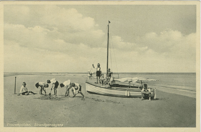 VRO-P-172 Vrouwenpolder, Strandgenoegens. Man met kinderen bij een boot op het strand bij Vrouwenpolder