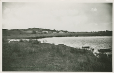 VRO-P-81 Vrouwenpolder, Kampeerhuisjes met Duinen. Kampeerhuisjes in de duinen bij Vrouwenpolder