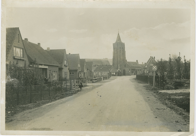 WAA-26 Waarde, Kerkweg. De Kerkweg met zicht op de toren van de Nederlandse Hervormde kerk te Waarde