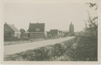 WAA-27 Waarde, Kerkweg. De Kerkweg met zicht op de toren van de Nederlandse Hervormde kerk te Waarde