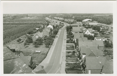 WAA-34 Waarde, Panorama. Gezicht op de Kerkweg vanaf de toren van de Nederlandse Hervormde kerk te Waarde