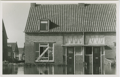 WAA-49 Ondergelopen huizen te Waarde tijdens de Watersnood van 1953