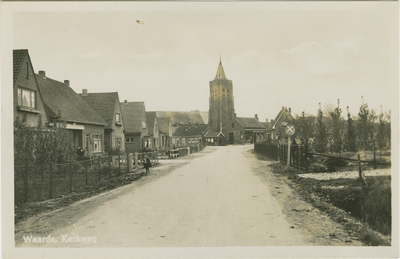 WAA-P-34 Waarde, Kerkweg. De Kerkweg met zicht op de toren van de Nederlandse Hervormde kerk te Waarde