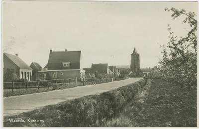 WAA-P-35 Waarde, Kerkweg. De Kerkweg met zicht op de toren van de Nederlandse Hervormde kerk te Waarde