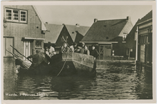 WAA-P-48 Waarde, 1 Februari 1953. Twee sloepen in een ondergelopen straat te Waarde tijdens de Watersnoodramp van 1953