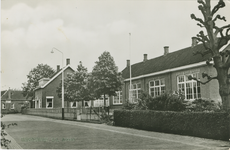 WEM-P-39 Wemeldinge, O.L. School. De Openbare Lagere School in de Wilhelminastraat te Wemeldinge