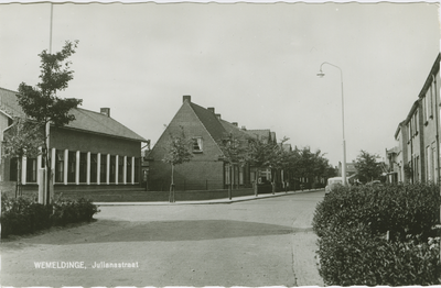 WEM-P-55 Wemeldinge, Julianastraat. De Pr. Julianastraat te Wemeldinge