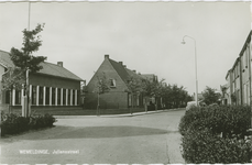 WEM-P-55 Wemeldinge, Julianastraat. De Pr. Julianastraat te Wemeldinge
