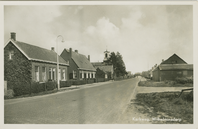 WIL-P-7 Kerkweg, Wilhelminadorp. De Kerkweg (thans Brugstraat) te Wilhelminadorp