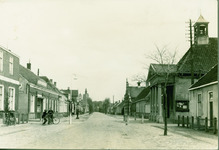 WKP-45 Westkapelle, Zuidstraat. De Zuidstraat te Westkapelle met rechts het voormalige gemeentehuis