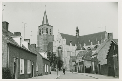 WOU-3 Wouw, Kloosterstraat met RK Kerk. De Kloosterstraat met de Rooms-katholieke Sint Lambertuskerk te Wouw