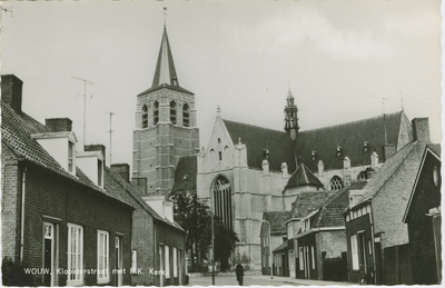 WOU-P-17 Wouw, Kloosterstraat met R.K. Kerk. De Kloosterstraat met de Rooms-katholieke Sint Lambertuskerk te Wouw
