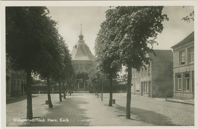 WST-P-1 Willemstad, Ned. Herv. Kerk. De Nederlandse Hervormde kerk gezien vanuit de Voorstraat te Willemstad