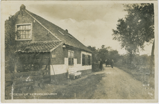 WSW-P-30 Groeten uit Westenschouwen. Een zandweg met boerderij te Westenschouwen