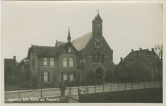 YER-P-14 Ierseke, R.K. Kerk en Pastorie. De Rooms-katholieke kerk en Pastorie aan de Langeville te Yerseke