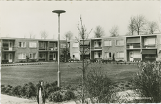 YER-P-28 Yerseke, Boschburg. Bejaardenwoningen Bosburg aan de Damstraat te Yerseke