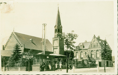 ZAA-1 Zaamslag, N.H. Kerk en Gemeentehuis. De Nederlandse Hervormde kerk en het Gemeentehuis aan het Plein te Zaamslag