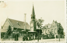 ZAA-1 Zaamslag, N.H. Kerk en Gemeentehuis. De Nederlandse Hervormde kerk en het Gemeentehuis aan het Plein te Zaamslag