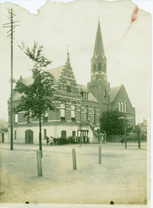 ZAA-11 Zaamslag, Dorpsplein met Gemeentehuis en Kerk. Het Gemeentehuis en de Nederlandse Hervormde kerk aan het Plein ...
