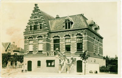 ZAA-12 Zaamslag, Gemeentehuis. Het Gemeentehuis aan het Plein te Zaamslag