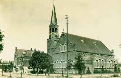 ZAA-2 Zaamslag, Ned. Herv. Kerk. De Nederlandse Hervormde kerk en het gemeentehuis aan het Plein te Zaamslag