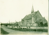 ZAA-35 Zaamslag, Dorpsplein met Hervormde Kerk. De Nederlanse Hervormde kerk aan het Plein te Zaamslag