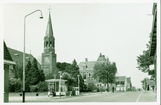 ZAA-39 Zaamslag, Dorpsplein. Het Plein te Zaamslag met de Nederlands Hervormde kerk