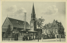 ZAA-P-10 Zaamslag, N.H. Kerk en Gemeentehuis. De Nederlandse Hervormde kerk en het Gemeentehuis aan het Plein te Zaamslag