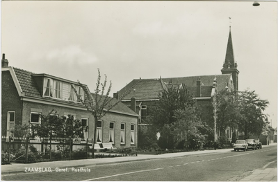 ZAA-P-17 Zaamslag, Geref. Rusthuis. Het Gereformeerd Rusthuis en de Gereformeerde kerk aan de Terneuzensestraat te Zaamslag