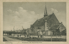 ZAA-P-2 Zaamslag, Dorpsplein met Hervormde Kerk. De Nederlanse Hervormde kerk aan het Plein te Zaamslag