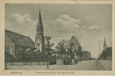 ZAA-P-30 Zaamslag Dorpsplein, gezien van de Oostzijde. Het Plein te Zaamslag met de Nederlandse Hervormde kerk en het ...