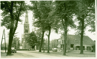 ZDD-2 Zuiddorpe, RK Kerk. Het Dorpsplein te Zuiddorpe met de Rooms-katholieke kerk. De auto links met kenteken K-9446 ...