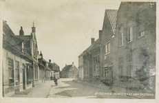 ZDZ-P-4 Zuidzande, Dorpstraat met pastorie. De Dorpsstraat met de pastorie van de Nederlandse Hervormde gemeente te Zuidzande