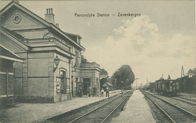 ZEV-P-4 Perronzijde Station - Zevenbergen. Het Station aan de Stationslaan te Zevenbergen