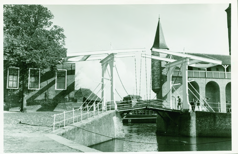 ZIE-10 Zierikzee, Zuid-Noordhavenpoortbrug. De ophaalbrug aan de achterzijde tussen de Noord- en de Zuidhavenpoort te ...