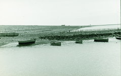 ZIE-25 Vissersboten langs een strekdam in de Oosterschelde met gezicht op Zierikzee