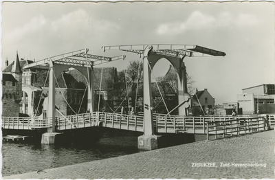 ZIE-P-14 Zierikzee, Zuid-Havenpoortbrug. De ophaalbrug voor de Zuidhavenpoort te Zierikzee