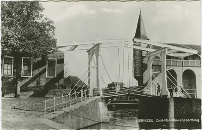 ZIE-P-15 Zierikzee, Zuid-Noordhavenpoortbrug. De ophaalbrug aan de achterzijde tussen de Noord- en de Zuidhavenpoort te ...