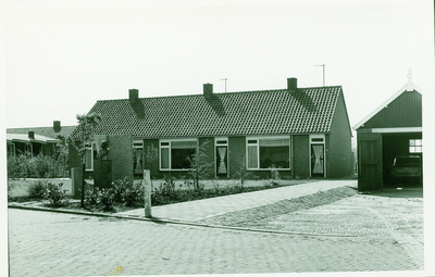 ZON-22 Een rij huizen in de I.M. van der Bijlstraat met het borstbeeld van Prof. Zeeman te Zonnemaire