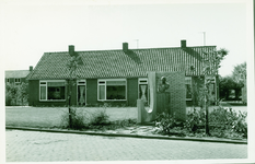 ZON-23 Zonnemaire, Borstbeeld Prof. Zeeman, v.d. Bijlstraat. Een rij huizen in de I.M. van der Bijlstraat met het ...