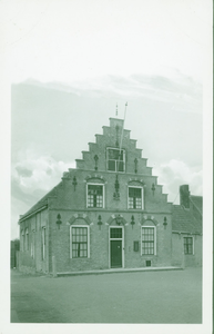 ZON-8 Zonnemaire, Gemeentehuis. Het Gemeentehuis aan de Professor Zeemanstraat te Zonnemaire, tevens geboortehuis van ...