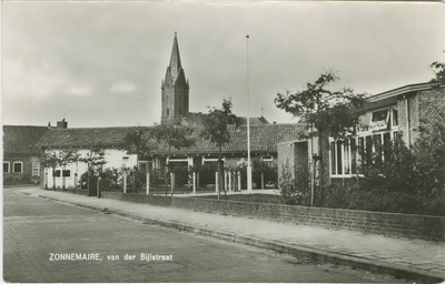 ZON-P-24 Zonnemaire, van der Bijlstraat. De I.M. van de Bijlstraat, met rechts het gebouw van de kleuterschool te Zonnemaire