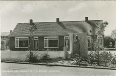 ZON-P-25 Borstbeeld prof. Zeeman, I.M. v.d. Bijlstraat, Zonnemaire. Een rij huizen in de I.M. van de Bijlstraat met het ...