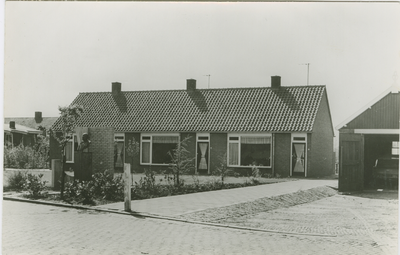 ZON-P-29 Borstbeeld prof. Zeeman, I.M. v.d. Bijlstraat, Zonnemaire. Een rij huizen in de I.M. de Bijlstraat met het ...